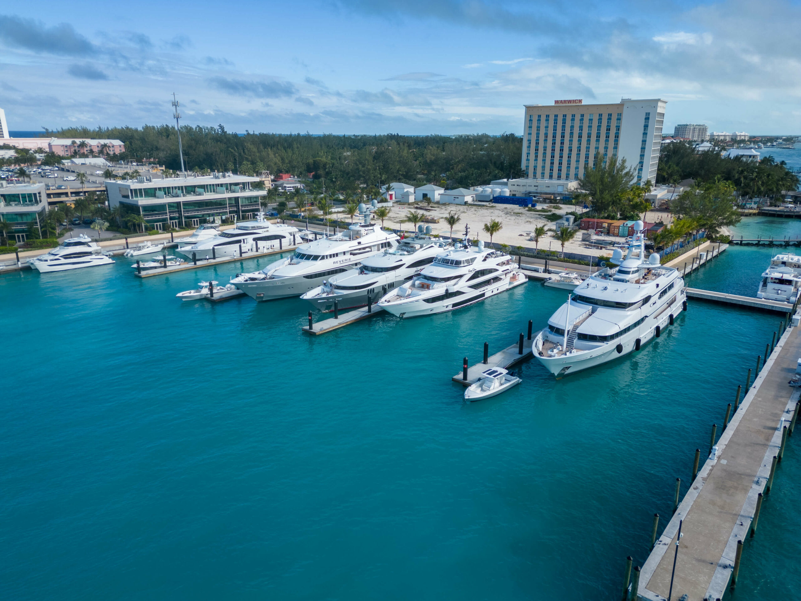 how-to-anchor-in-the-bahamas-scaled